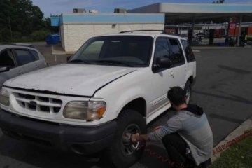2000 Ford Explorer - Photo 2 of 22
