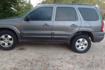 Junk 2004 Mazda Tribute Photography