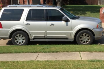 Junk 2004 Lincoln Navigator Photo