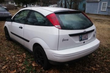 2000 Ford Focus - Photo 2 of 4