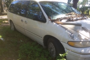 Junk 1996 Chrysler Town and Country Photo