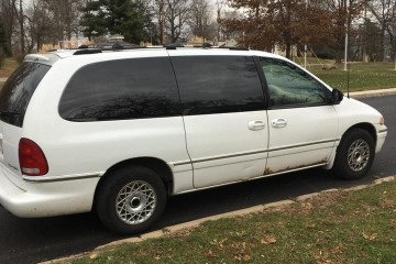 1996 Chrysler Town and Country - Photo 3 of 4