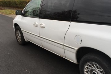 1996 Chrysler Town and Country - Photo 2 of 4
