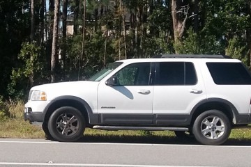 Junk 2003 Ford Explorer Photography