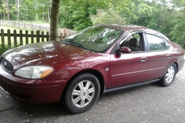 Junk 2004 Ford Taurus Photo