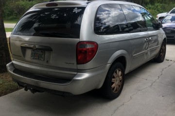 Junk 2005 Chrysler Town and Country Image