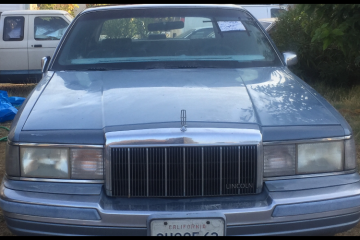 1990 Lincoln Town Car - Photo 2 of 9