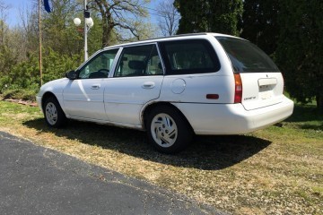 1998 Ford Escort - Photo 1 of 5