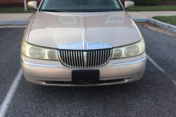 1998 Lincoln Town Car - Photo 1 of 7