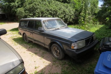 1990 Volvo 240 - Photo 1 of 2