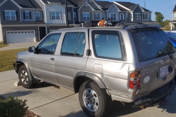 Junk 1998 Nissan Pathfinder Image