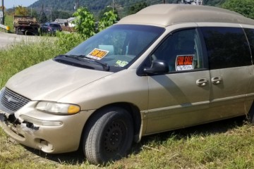 Junk 1998 Chrysler Town and Country Image