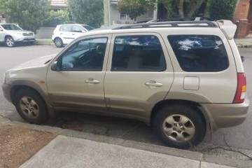 Junk 2003 Mazda Tribute Photography