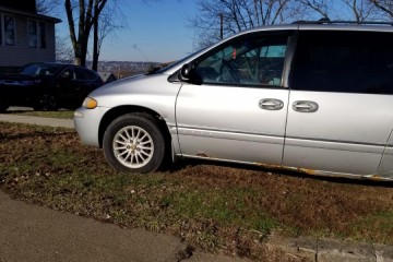 1999 Chrysler Town and Country - Photo 3 of 11