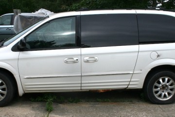 Junk 2003 Chrysler Town and Country Photo