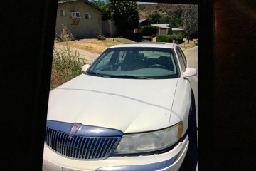 2002 Lincoln Continental - Photo 2 of 2