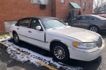 2001 Lincoln Town Car - Photo 2 of 7