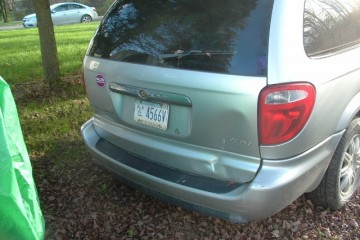 2006 Chrysler Town and Country - Photo 2 of 3
