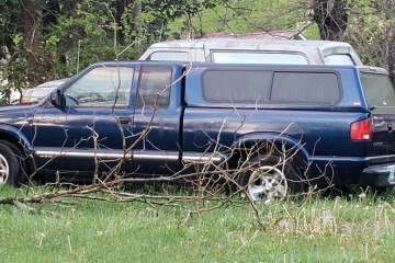 Junk 2001 Chevrolet S-10 Photo