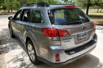 2010 Subaru Outback - Photo 2 of 5