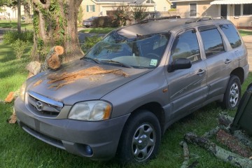 Junk 2001 Mazda Tribute Photography