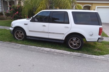 Junk 1999 Ford Expedition Photography