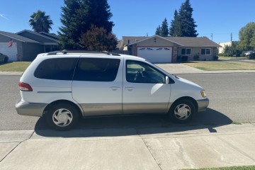 Junk 2002 Toyota Sienna Photo