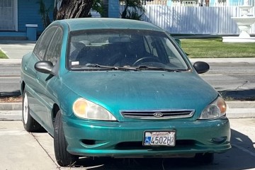 Junk 2002 Kia Rio Photo