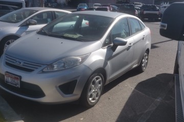 2013 Ford Fiesta - Photo 4 of 10