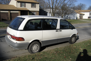 Junk 1992 Toyota Previa Photography