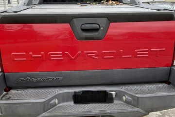 2004 Chevrolet Avalanche - Photo 3 of 10