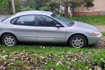 2005 Ford Taurus - Photo 2 of 4